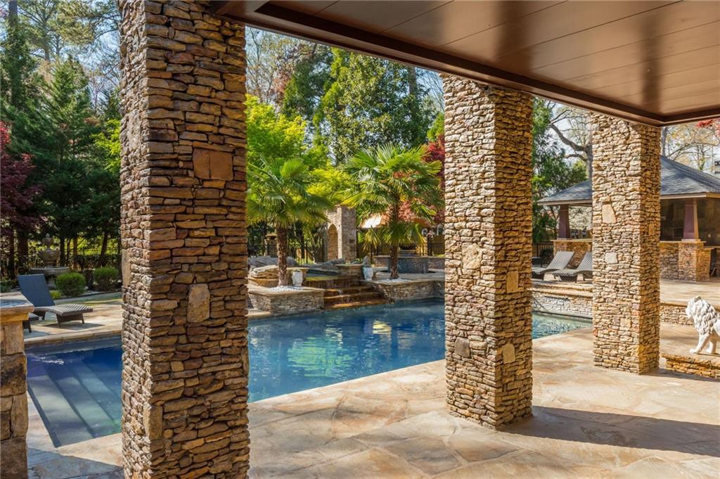 2461 Oak Grove Estates NE