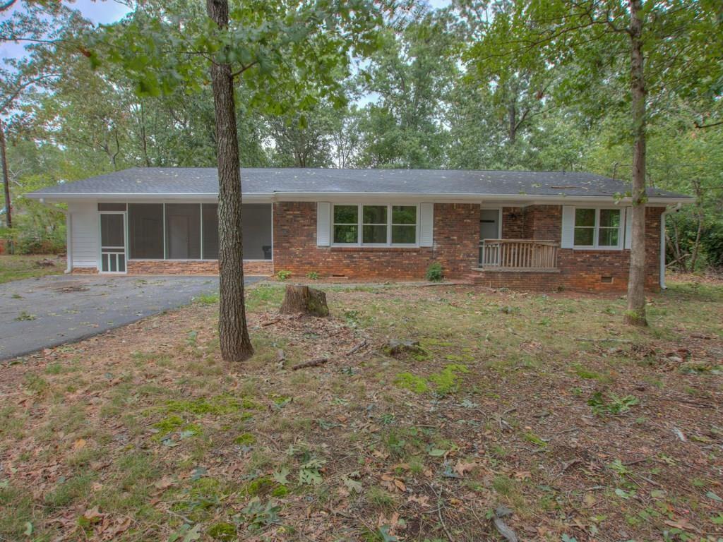 Great location just off Crabapple, surrounded by million dollar homes. Fantastic schools. 1.1 +/- acre lot with partially fenced yard (great
for pets). New paint and carpet. Recent roof. Hardwoods. Plenty of storage. 3 bedrooms/2 baths all on main level.