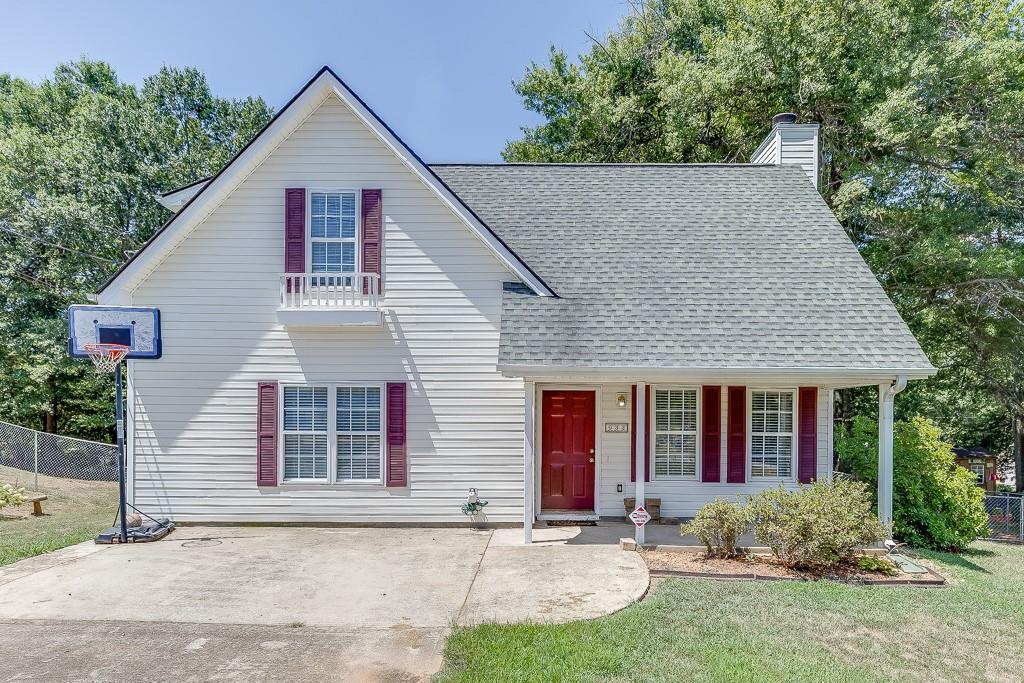 Single family home for lease in sought after downtown Commerce. This two story 3 bedroom, 2 bathroom home offers a fenced backyard. Main level offers family room with fireplace, eat-in kitchen and breakfast room. Owner's suite is on main level, with spacious walk-in closet. Upper level boasts 2 additional bedrooms and full guest bathroom. Level yard, outbuilding for additional storage. Downtown Commerce. Located near highway.