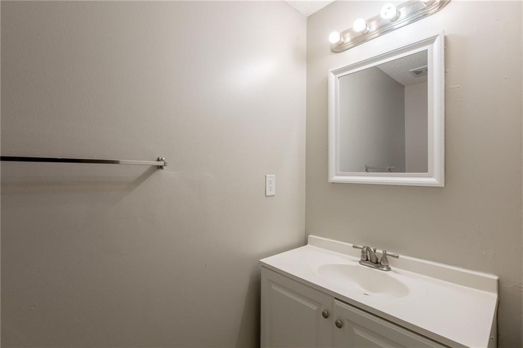 4045 Meadow Glen Way, Fairburn, Georgia image 14