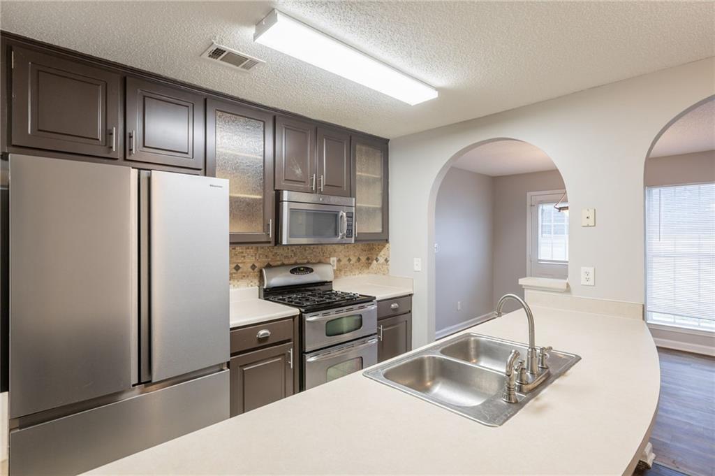 4045 Meadow Glen Way, Fairburn, Georgia image 3