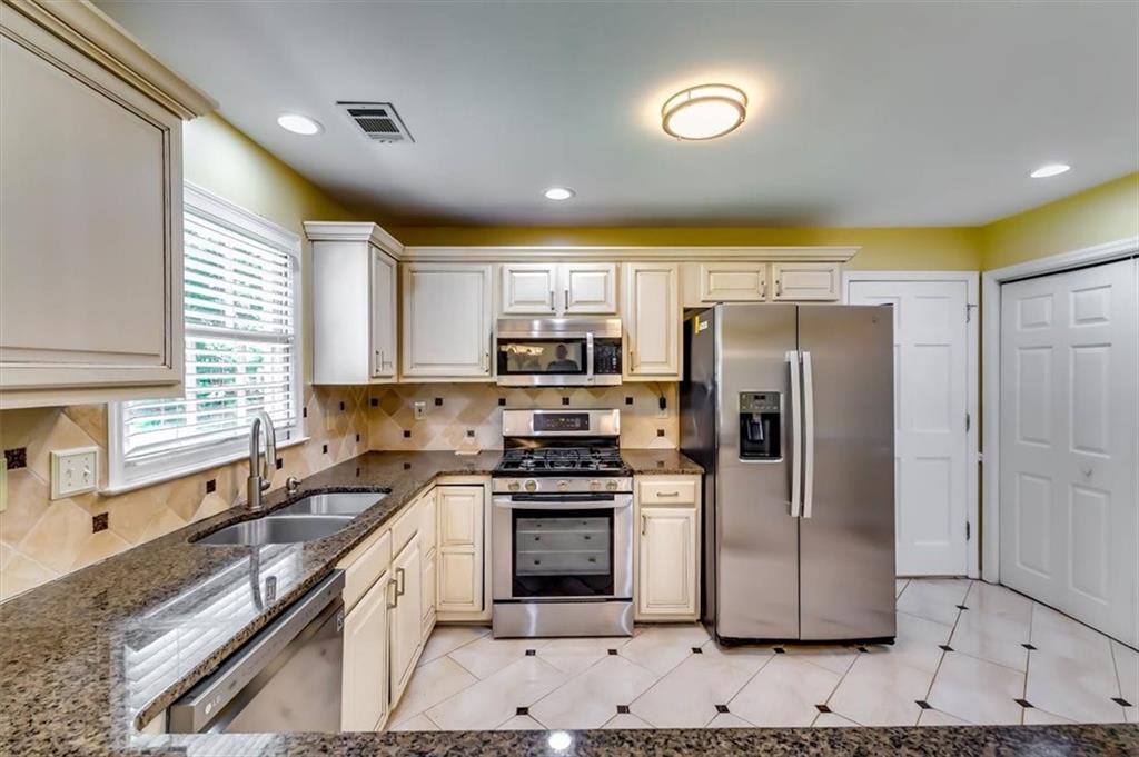2209 Willow Crest Circle