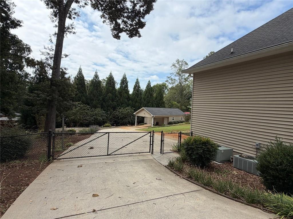 3815 Hilldale Road