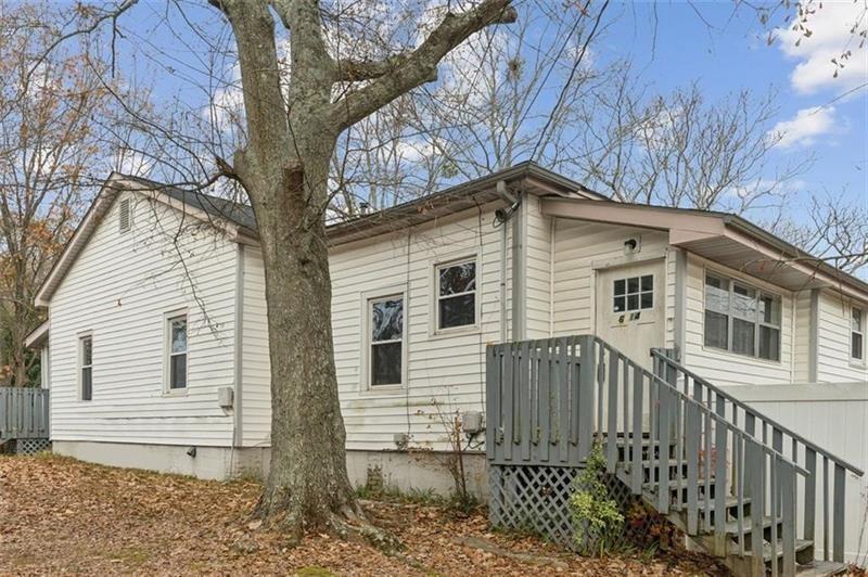 Welcome to this 3-bedroom, 2-bathroom home full of character and timeless charm. Featuring original hardwood floors and a thoughtful mix of updates, including a modern kitchen and bathrooms, this home is ready for someone to make it their own.
The spacious backyard is perfect for relaxing, entertaining, or creating your dream outdoor space, and the extra parking pad adds convenience for guests or multiple vehicles.
Located just a short walk to Mill Village Park and close to downtown Douglasville, shopping, and major highways, this home offers both charm and accessibility. Whether you’re a homeowner looking for a special place to put down roots or an investor searching for your next project, this property is an incredible opportunity.
Bring your vision, a little TLC, and turn this house into a true showpiece!