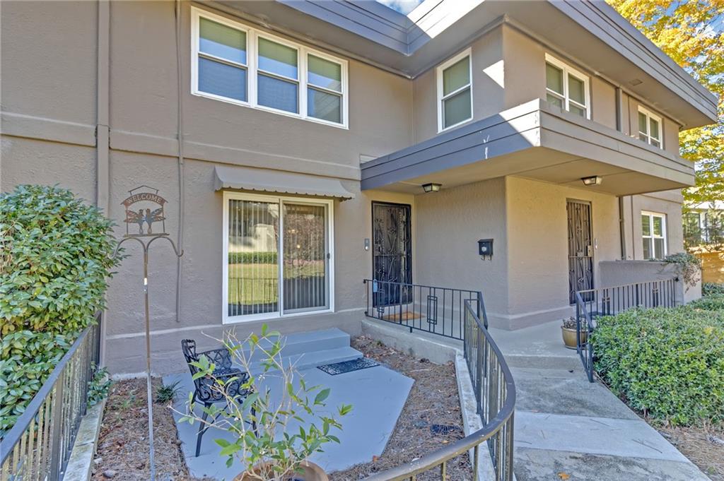 276 LAKEMOORE Drive NE E