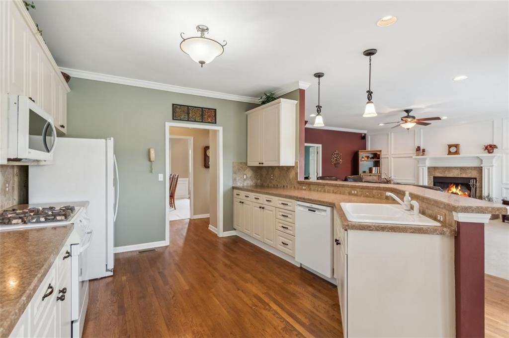 2045 Calmwater Court, Suwanee, Georgia image 13