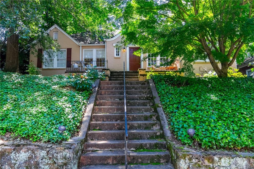Charming, spacious 2 bedroom, 1 bathroom unit with large living room,Kitchen, separate dining room, basement for storage, Laundry with washer and dryer. Private back deck in a pretty backyard that has access to a 1 car covered garage. Additional parking is available on the street in front of the home. Walking distance to coffee shop and restaurants.
Unfurnished
