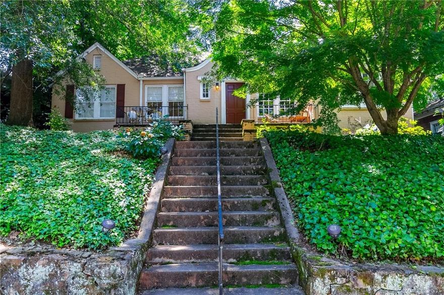 Charming, spacious 2 bedroom, 1 bathroom unit with large living room,Kitchen, separate dining room, basement for storage, Laundry with washer and dryer. Private back deck in a pretty backyard that has access to a 1 car covered garage. Additional parking is available on the street in front of the home. Walking distance to coffee shop and restaurants.
Unfurnished