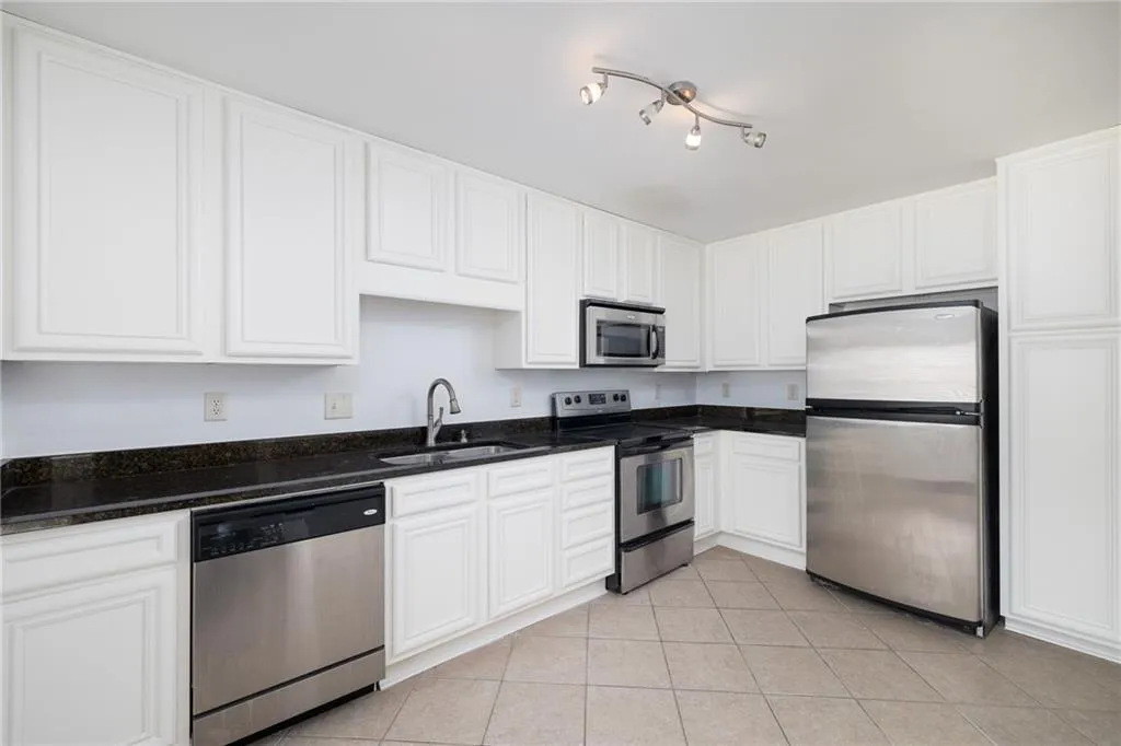 Atlanta, Georgia 30319, United States, 2 Bedrooms Bedrooms, ,3 BathroomsBathrooms,Residential,Active,21245