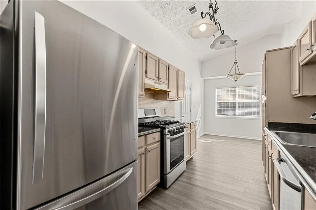 Woodstock, Georgia 30188, United States, 3 Bedrooms Bedrooms, ,2 BathroomsBathrooms,Residential,Pending,110075