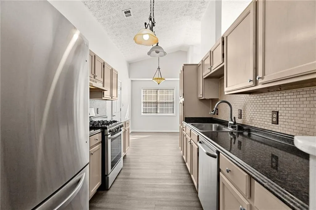 Woodstock, Georgia 30188, United States, 3 Bedrooms Bedrooms, ,2 BathroomsBathrooms,Residential,Pending,110075