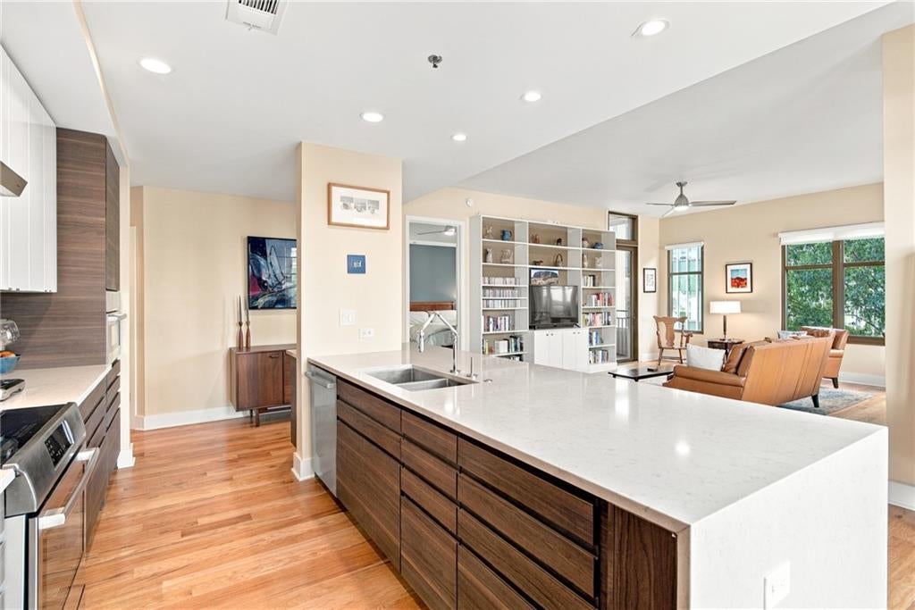 565 Peachtree Street NE 702