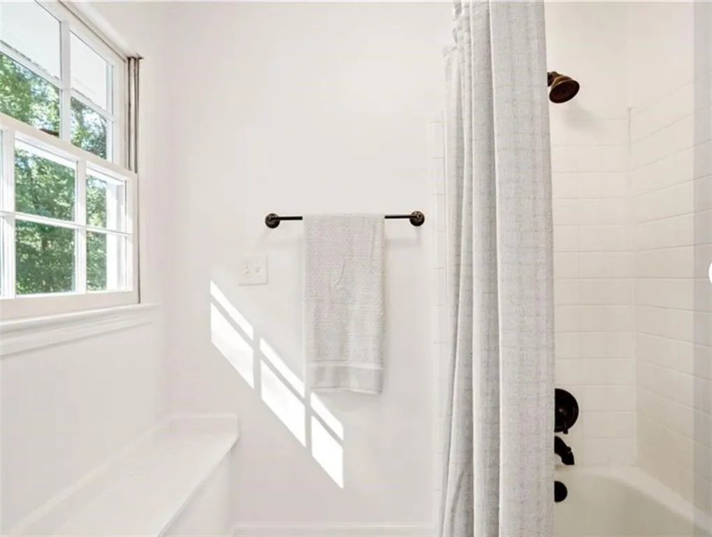 Sandy Springs, Georgia 30350, United States, 4 Bedrooms Bedrooms, ,4 BathroomsBathrooms,Residential,Active,159009