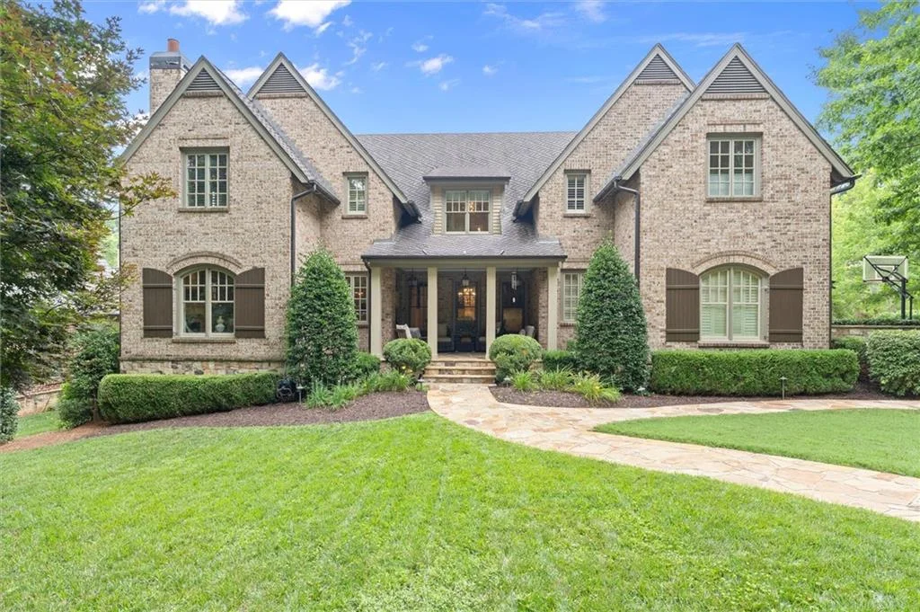 542 Hillside Drive NW