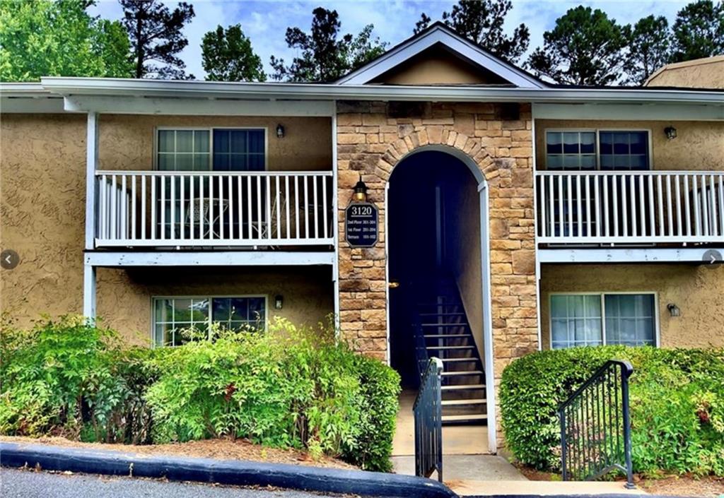 Great Location! Condo is located just minutes from The Battery, Truist Park, Downtown Vinings, Smyrna Market Village and Cumberland Parkway.
The home features laminate hardwood in the living rooms, dining room and hallway. Both over-sized bedrooms have carpet and closet space. Brand New kitchen backsplash and stone countertop done Dec. 2024. New HVAC system May 2025. Like new appliances include electric range, microwave, refrigerator and dishwasher. Lots of natural light from the patio. Vinings View offers several great amenities which includes a community ClubHouse, Pool, Tennis Courts, Dog Park, Fitness Center, tennis court and EV Car Charging.