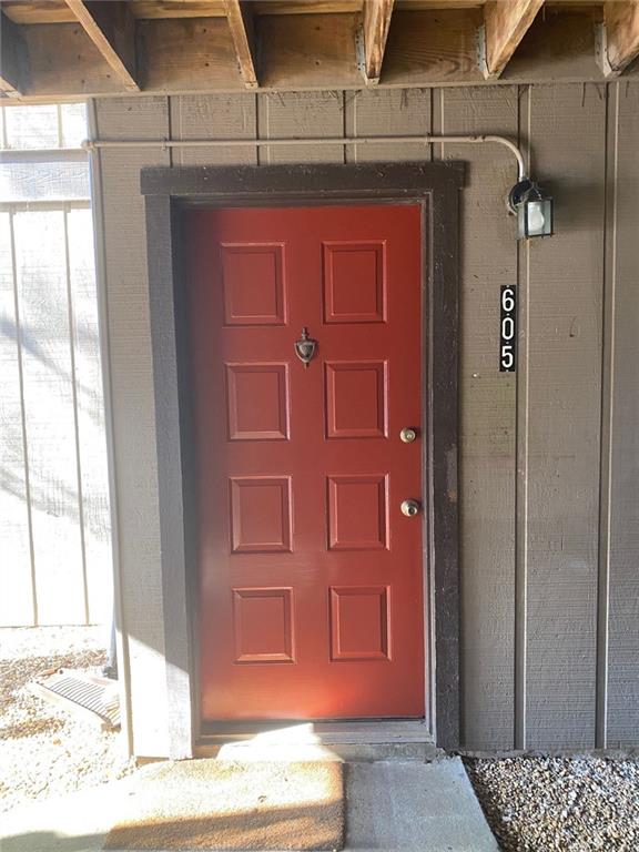 Renovated unit with patio for entertaining or enjoying the weather. Home also features a fireplace with gas, gas hookup for stove, and gas heat. Just minutes from 285/400 and walking distance to the Chattahoochee River, Island Ford National Forest, award winning parks/trails. Convenient to shopping, dining, Northside and Wellstar hospital, and Downtown Roswell. This small condo will rent almost furnished. Please check it out.
