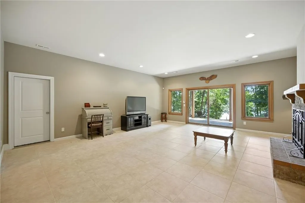 Gainesville, Georgia 30504, United States, 4 Bedrooms Bedrooms, ,5 BathroomsBathrooms,Residential,Pending,197914