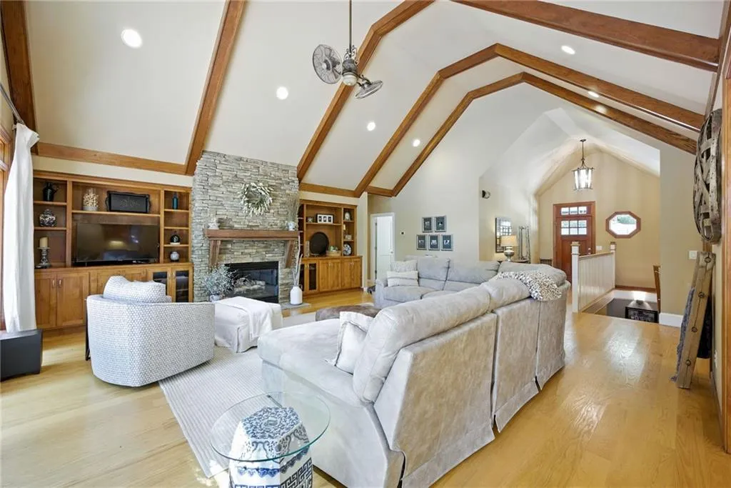 Gainesville, Georgia 30504, United States, 4 Bedrooms Bedrooms, ,5 BathroomsBathrooms,Residential,Pending,197914