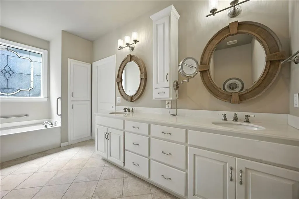 Gainesville, Georgia 30504, United States, 4 Bedrooms Bedrooms, ,5 BathroomsBathrooms,Residential,Pending,197914