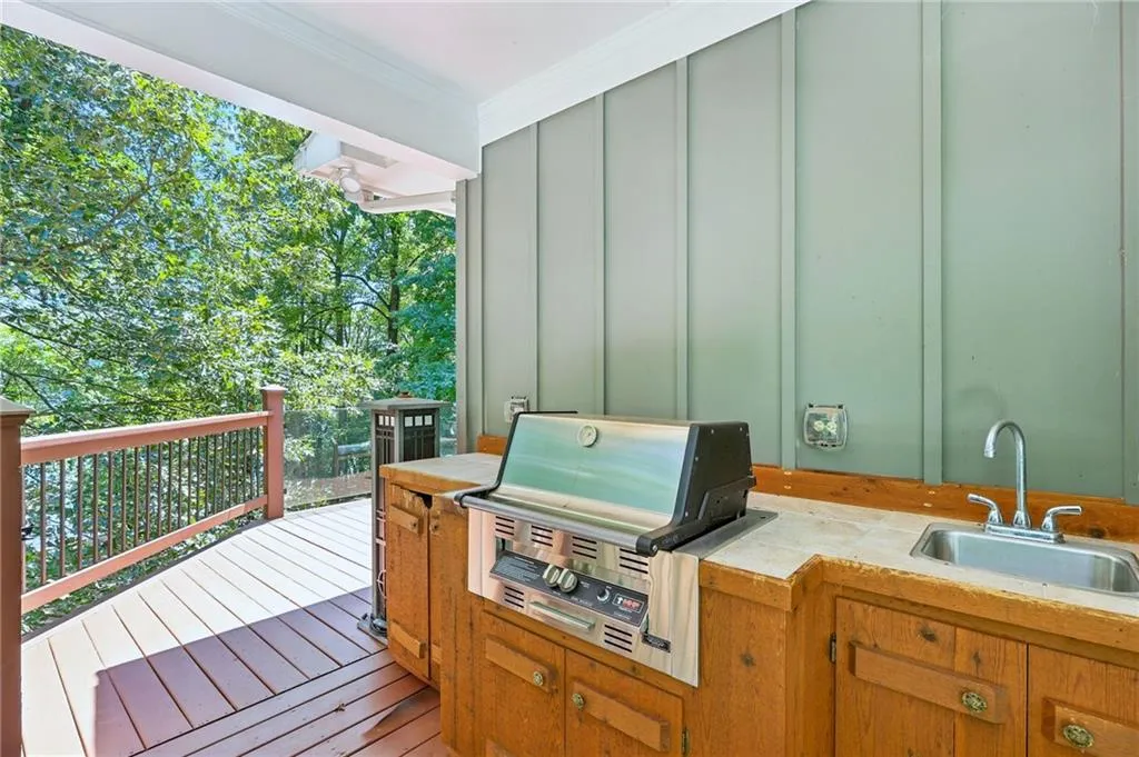 Gainesville, Georgia 30504, United States, 4 Bedrooms Bedrooms, ,5 BathroomsBathrooms,Residential,Pending,197914