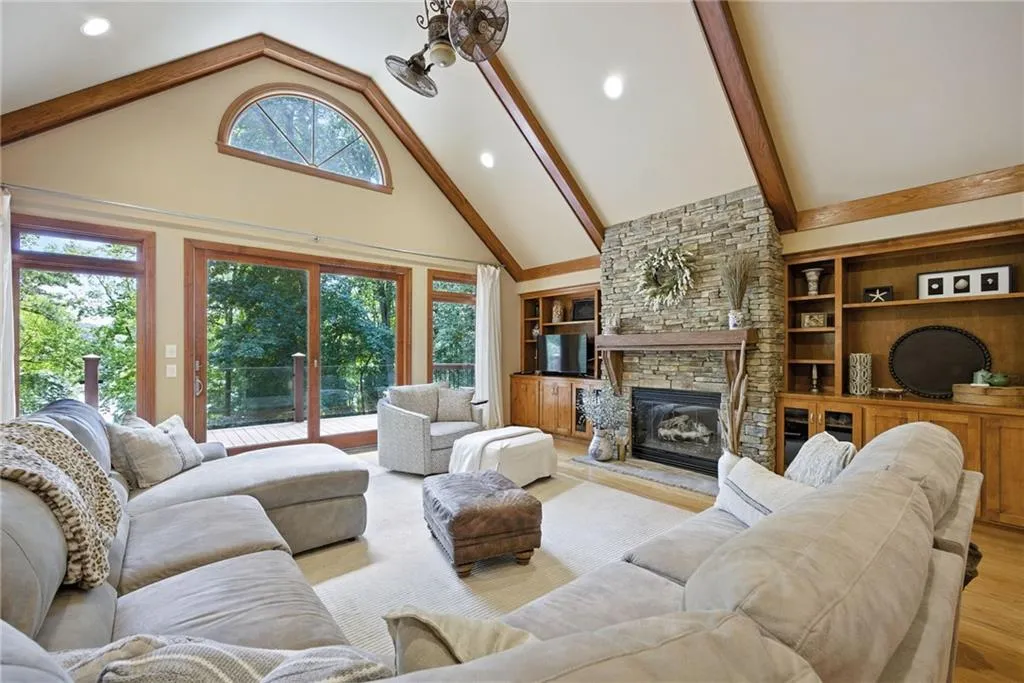 Gainesville, Georgia 30504, United States, 4 Bedrooms Bedrooms, ,5 BathroomsBathrooms,Residential,Pending,197914