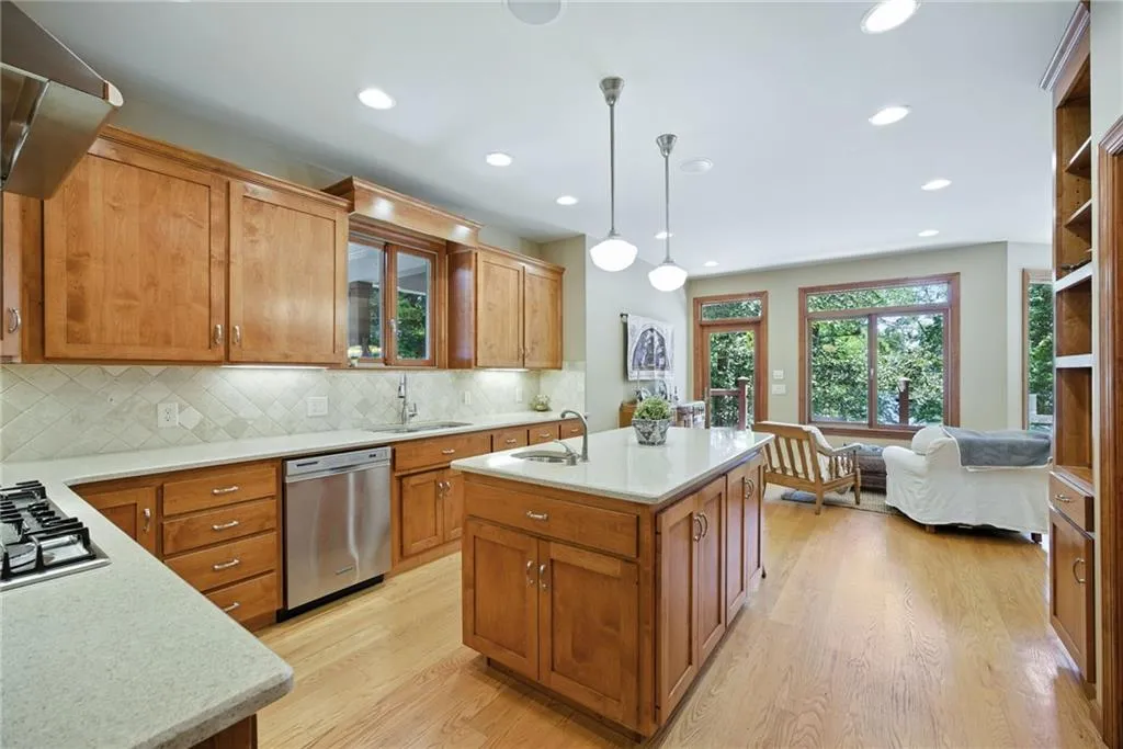 Gainesville, Georgia 30504, United States, 4 Bedrooms Bedrooms, ,5 BathroomsBathrooms,Residential,Pending,197914