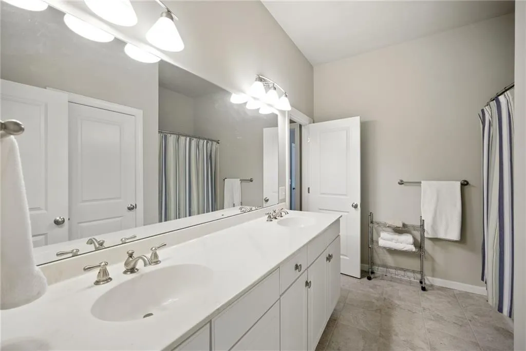 Gainesville, Georgia 30504, United States, 4 Bedrooms Bedrooms, ,5 BathroomsBathrooms,Residential,Pending,197914