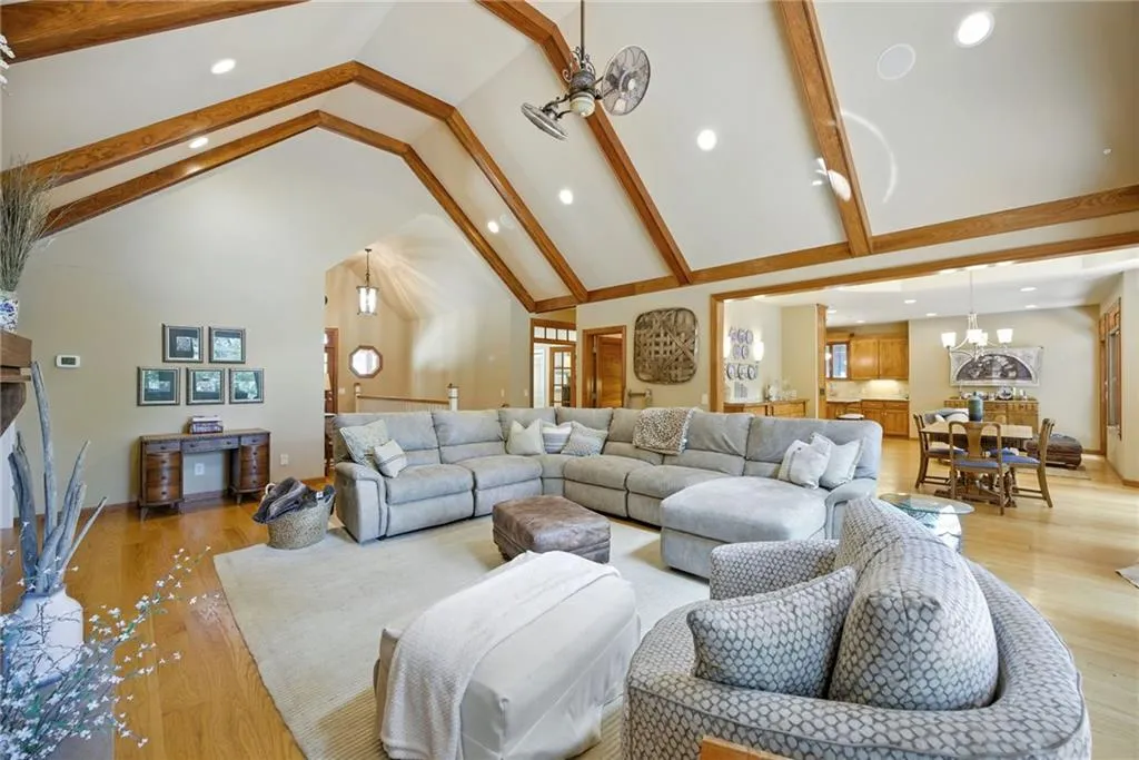 Gainesville, Georgia 30504, United States, 4 Bedrooms Bedrooms, ,5 BathroomsBathrooms,Residential,Pending,197914