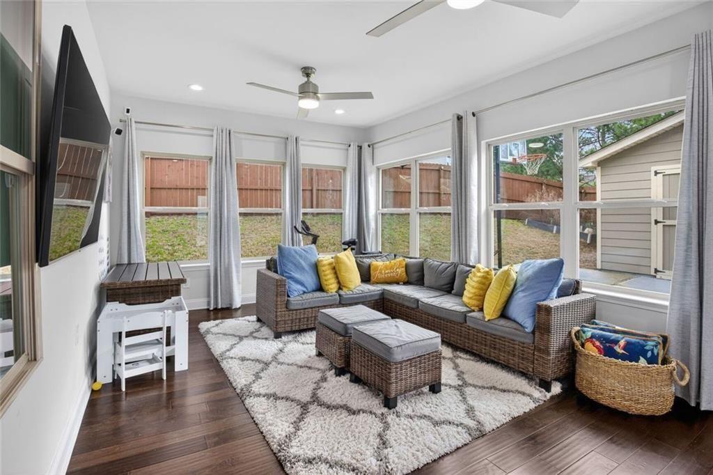 2614 Glenbrook Lane NE