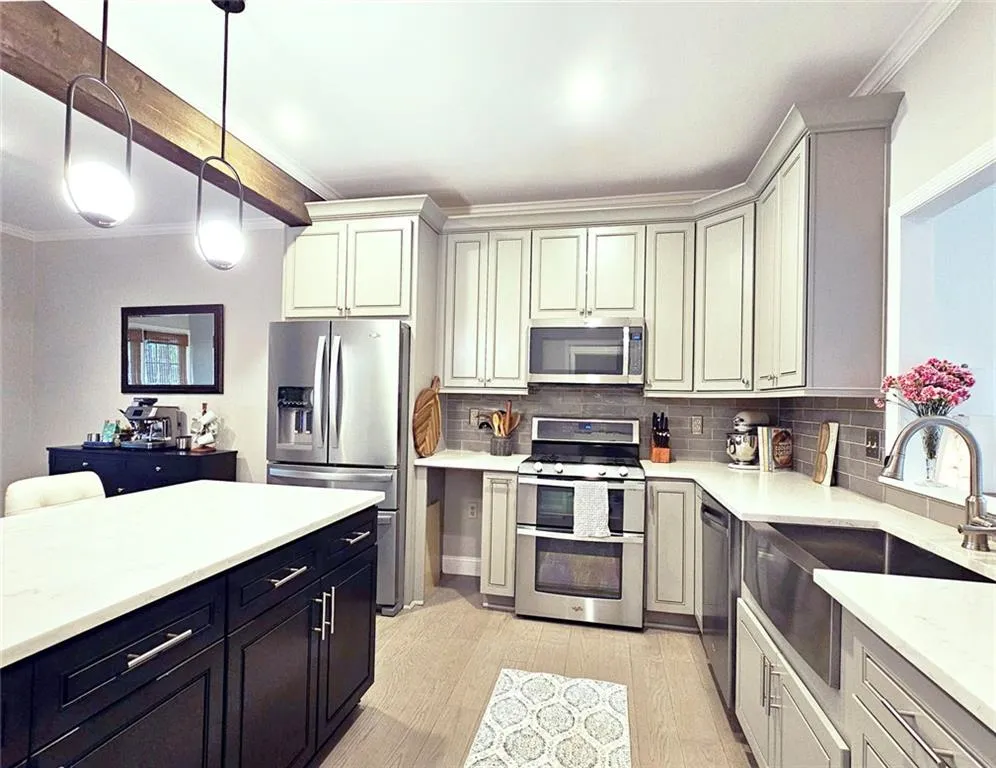 Roswell, Georgia 30075, United States, 4 Bedrooms Bedrooms, ,4 BathroomsBathrooms,Residential,Active,237043