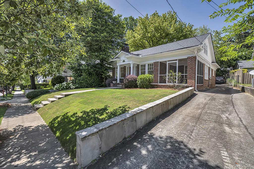 876 Courtenay Drive NE