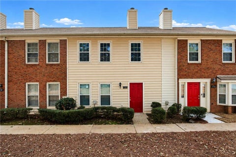 Townhouse For Sale - 132 Old Ferry Way<br/> Roswell, GA 30076