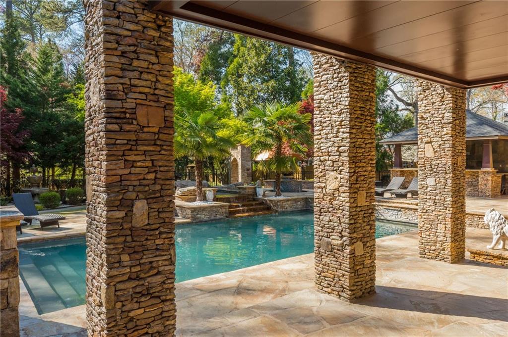 2461 Oak Grove Estates NE