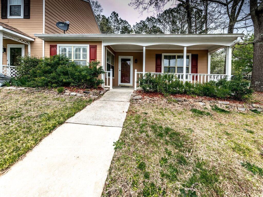 Fantastic 3-bedroom, 2-bath Ranch Townhouse for lease. Landscaping front and side. Private backyard. There's a door in the master bedroom to access the outside for a morning coffee. Hardwood floors—easy maintenance and cleanup. End unit and a quiet neighbor next door.
Easy access to HWY 92, 575, Canton Rd, Woodstock downtown.
