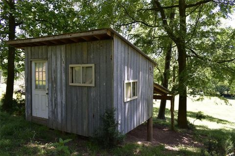 A home in Adairsville