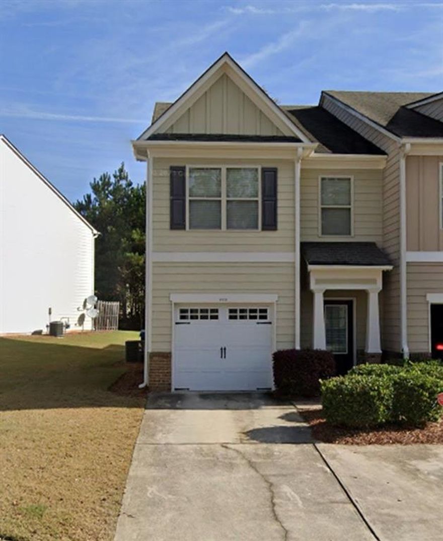 BEAUTIFUL CRAFTSMAN STYLE END UNIT TOWNHOME WITH 3 BEDROOMS AND 2.5 BATHS IN GREAT LOCATION. HARDWOOD FLOORS THROUGHOUT THE MAIN,
LARGE KITCHEN OFFERS PANTRY, STAINED CABINETS, BLACK APPLIANCES, GAS STOVE/OVEN, VIEW TO COZY FIRESIDE FAMILY ROOM. SPACIOUS MASTER
BEDROOM WITH VAULTED CEILING, CLOSET, LOT OF WINDOWS BRING NATURAL LIGHT, FRENCH DOOR TO MASTER BATH. MASTER BATHROOM FEATURES DOUBLE
VANITY, GARDEN TUB, SEPARATE SHOWER, HUGE WALK-IN CLOSET. LAUNDRY ROOM UPSTAIRS, VERY PRIVATE BACKYARD. ACTIVE SWIM COMMUNITY!