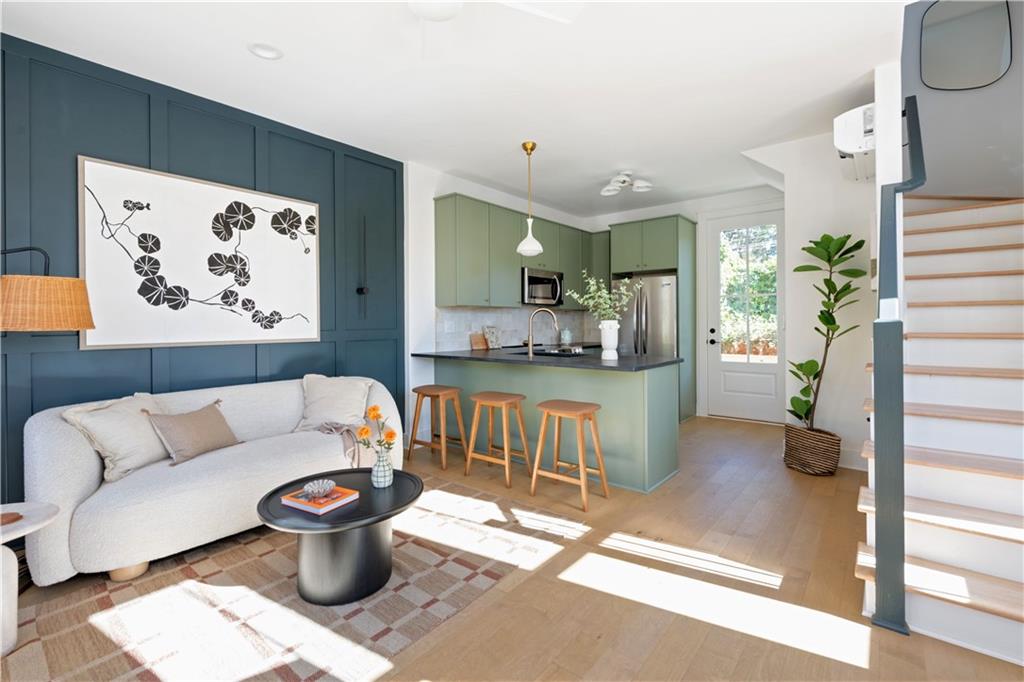 1160 Boulevard SE 12