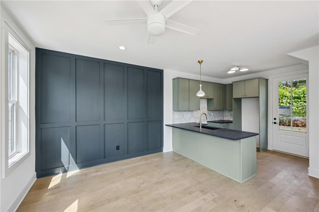 1160 Boulevard SE 12