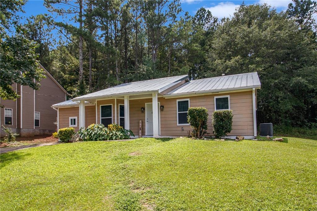 Motivated Seller – Newly Renovated Ranch! No HOA!
Charming 3BR/2BA ranch in a quiet, well-kept Bethesda Woods subdivision in Fairburn. Fresh paint, luxury vinyl flooring, open floor plan, french patio doors and cozy gas fireplace. Stylish kitchen with glass tile backsplash, brand-new stainless steel refrigerator & ceramic-top stove included!
Recent Upgrades:
New metal roof
All-new HVAC (7/2025)
Newer water heater (4/2023)
Home warranty through 5/2026
Perfect for first-time buyers, investors, or anyone seeking a low-maintenance home. Enjoy peaceful living with no HOA. Move-in ready – act fast!