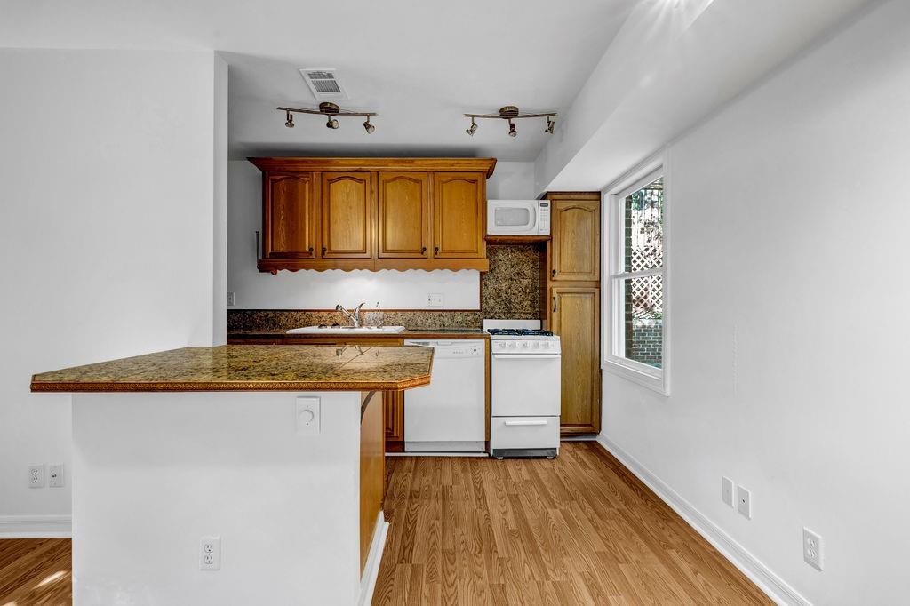 EMPIRE SQUARE - Residential