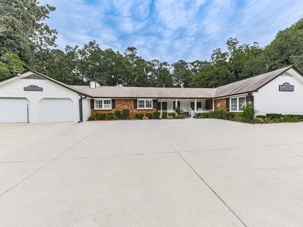 Amazing commercial opportunity in the heart of East Cobb. Updated, stepless ranch features 4-bedrooms, each with ensuite bathroom, plus a half bath. High visibility and 2 curb cuts on Shallowford Road and a level and fenced .80-acre lot offers tons
of parking and a prime opportunity for a doctor or chiropractor, attorney, insurance agent, daycare, assisted living, or a myriad of other uses. Average Daily Traffic count of 31,000 cars! Spacious floorplan with Living Room/ reception area, large
Den with masonry fireplace, beautiful eat-in Kitchen, screen porch, 2-car garage, and huge level and fenced backyard. Lots of updates including roof, Hardiplank siding and exterior paint, 2 HVAC systems, Kitchen, bathrooms, carpet, interior paint, thermal windows, emergency lighting, insulated garage doors and openers, termite bond, and more.
Central Cobb County location is very convenient to all major travel routes, tons of shopping and
dining choices, golf, hiking and biking trails, county parks, Chattahoochee River National
Recreation Area, and much more. Property is available fully furnished if desired. Top tier Cobb
County public schools! This is a one-of-a-kind property in a highly desirable location. Come explore
the possibilities!
