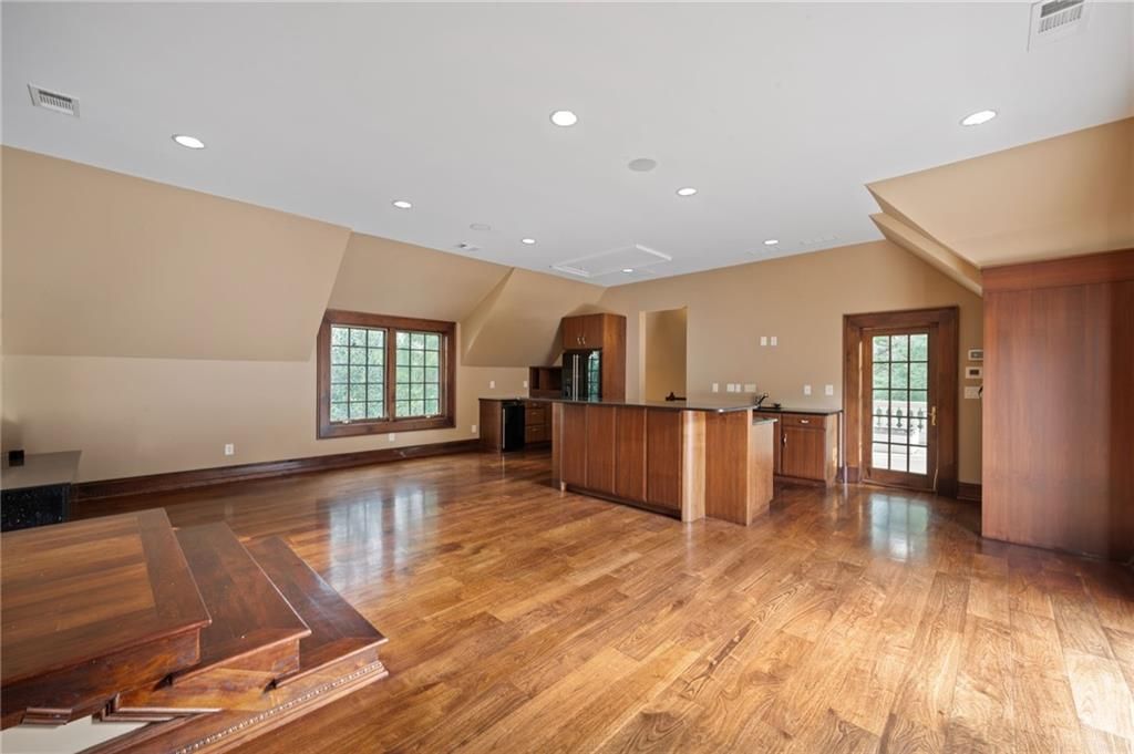 listing image 159