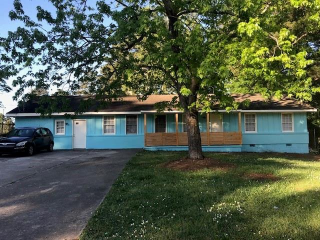 Recently updated 3 bed, 2 bath unit in a well-maintained triplex. This home features modern finishes, an open layout, and plenty of natural light. Enjoy a comfortable living space with updated kitchen and bathrooms, in a convenient location close to shops, dining, and major routes.
