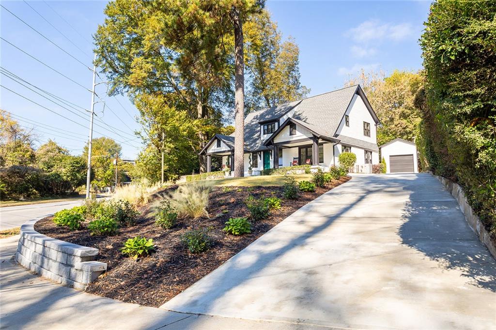 602 Yorkshire Road NE