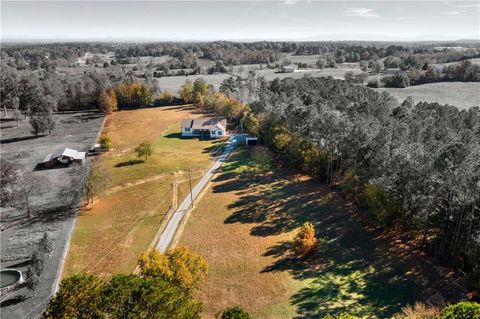 A home in Adairsville