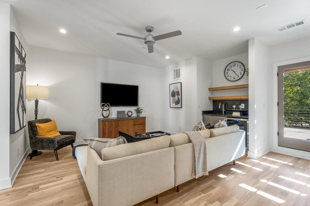 1099 North Avenue NE 11