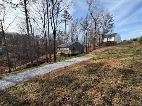 Homes For Sale - 3662 Lakeview Drive<br/> Gainesville, GA 30501