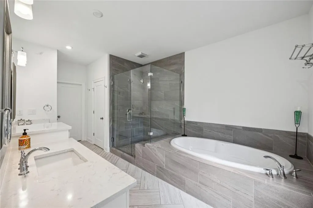 Sandy Springs, Georgia 30328, United States, 3 Bedrooms Bedrooms, ,4 BathroomsBathrooms,Residential,Active,204699