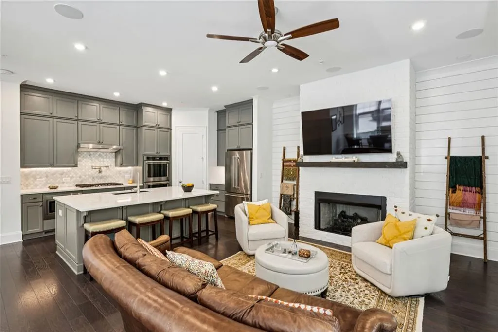 Sandy Springs, Georgia 30328, United States, 3 Bedrooms Bedrooms, ,4 BathroomsBathrooms,Residential,Active,204699