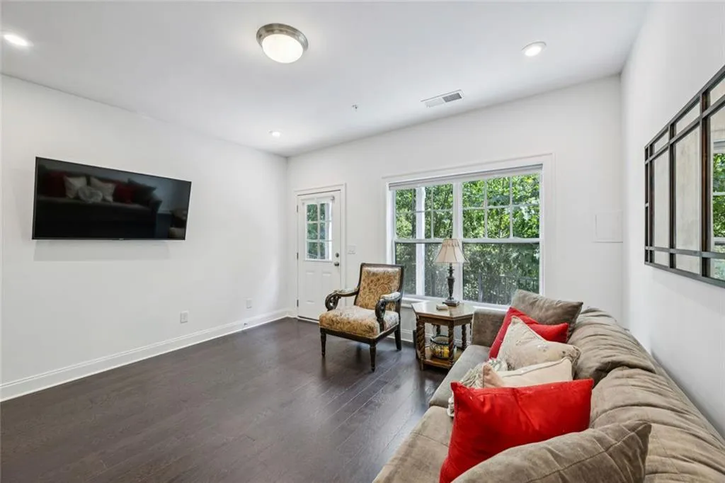 Sandy Springs, Georgia 30328, United States, 3 Bedrooms Bedrooms, ,4 BathroomsBathrooms,Residential,Active,204699